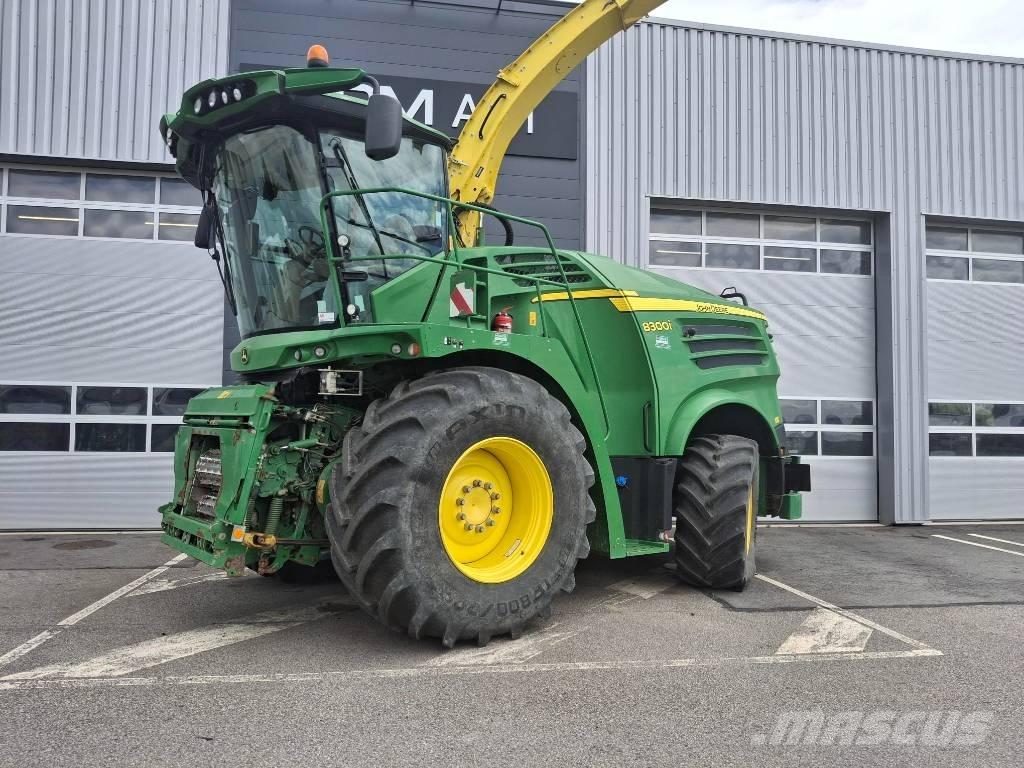 John Deere 7300 i Mašine za stočnu hranu sa sopstvenim pogonom