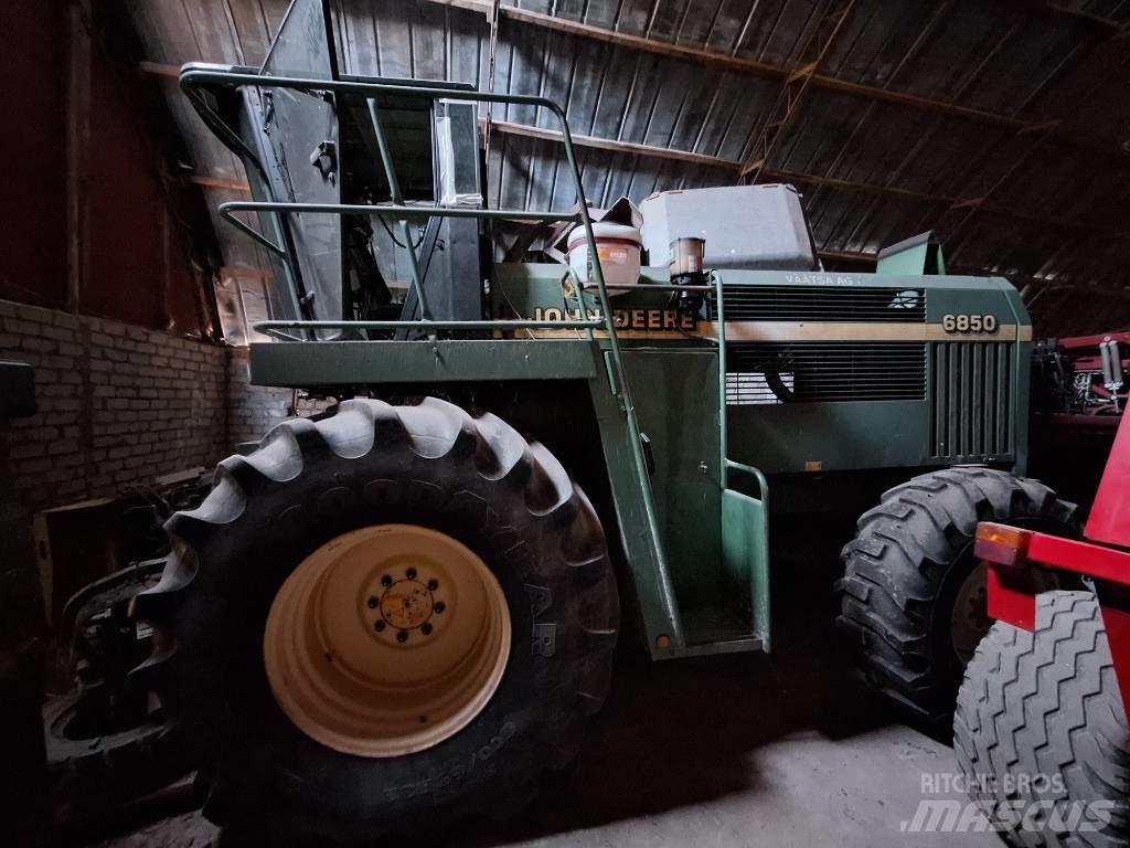John Deere 6850 Mašine za stočnu hranu sa sopstvenim pogonom