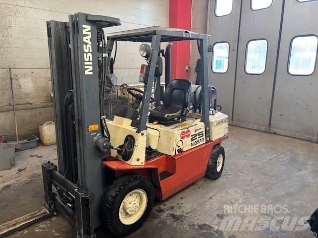 Nissan UJ02 A 25 U Plinski viljuškari