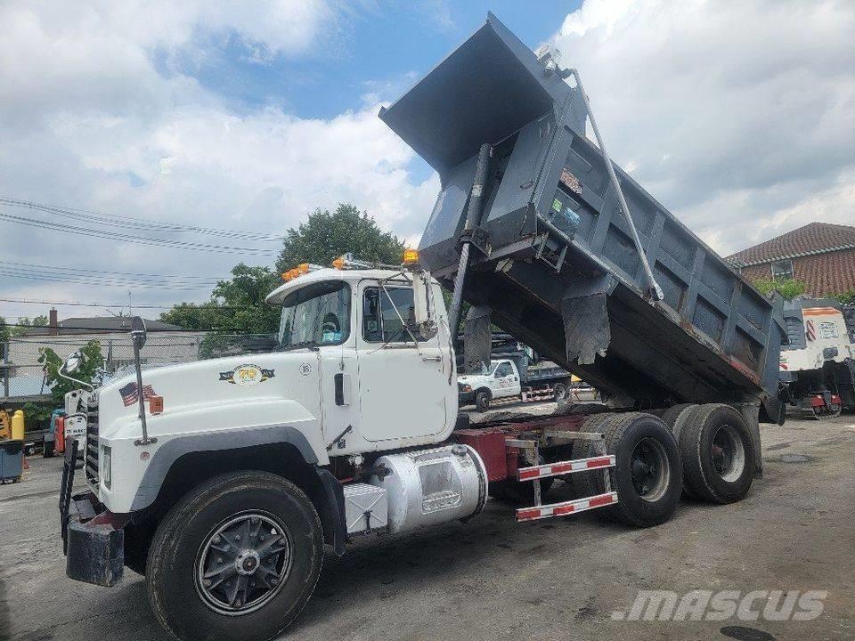 Mack RD 690 SX Kiperi kamioni
