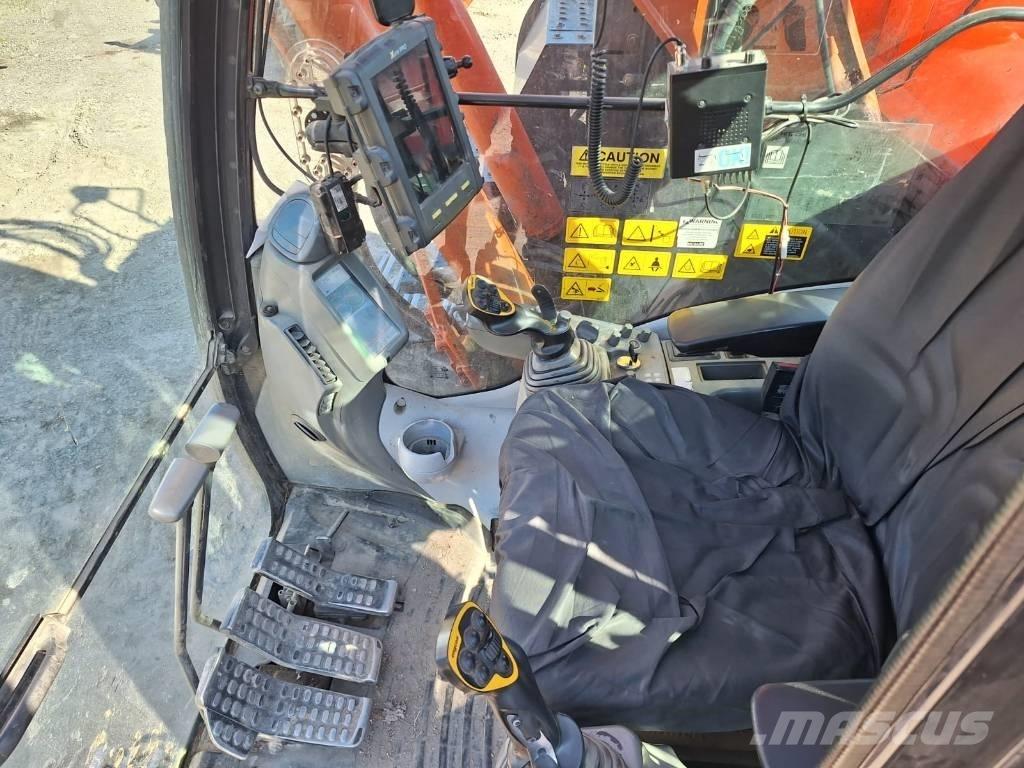 Hitachi ZX225USLC-5 Bageri guseničari