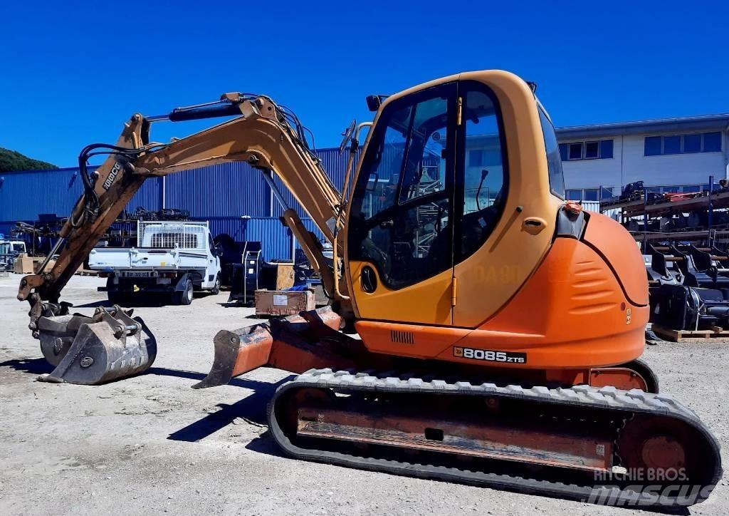 JCB 8085 Midi bageri 7t – 12t