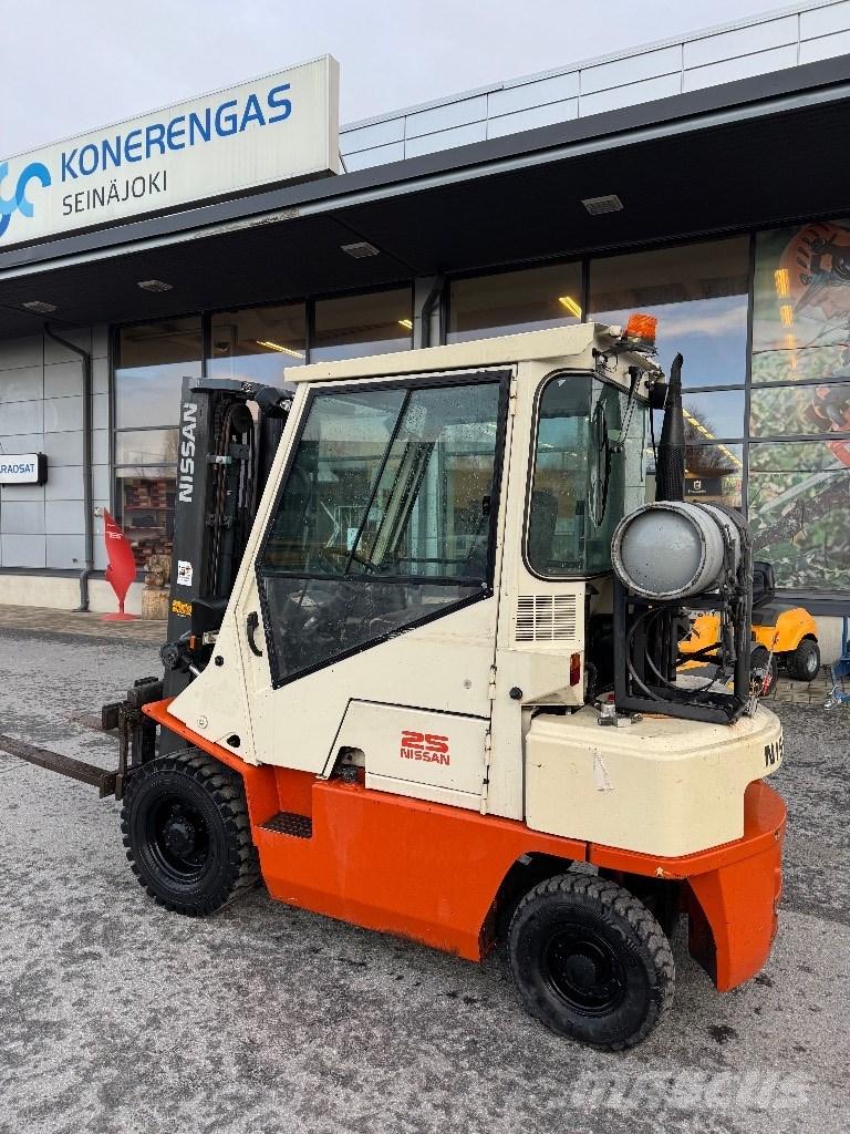 Nissan 25 Plinski viljuškari