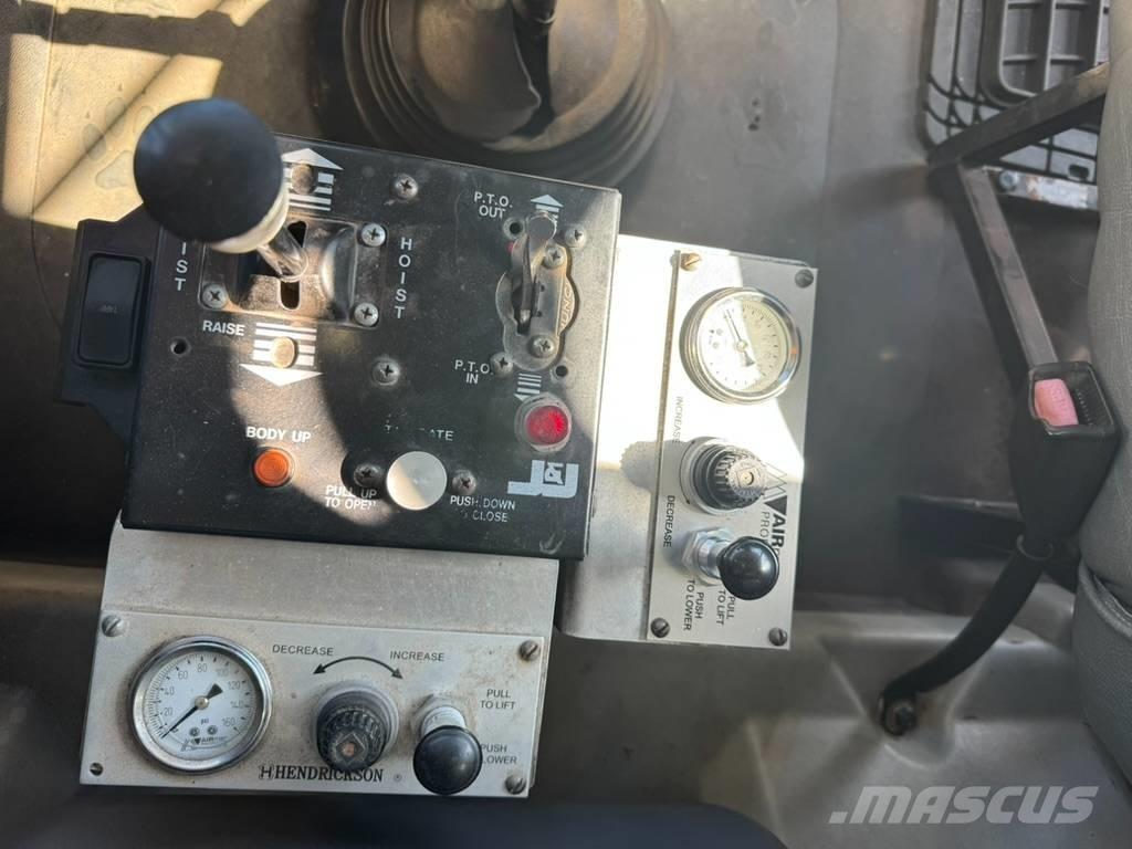 Mack GU813 Kiperi kamioni