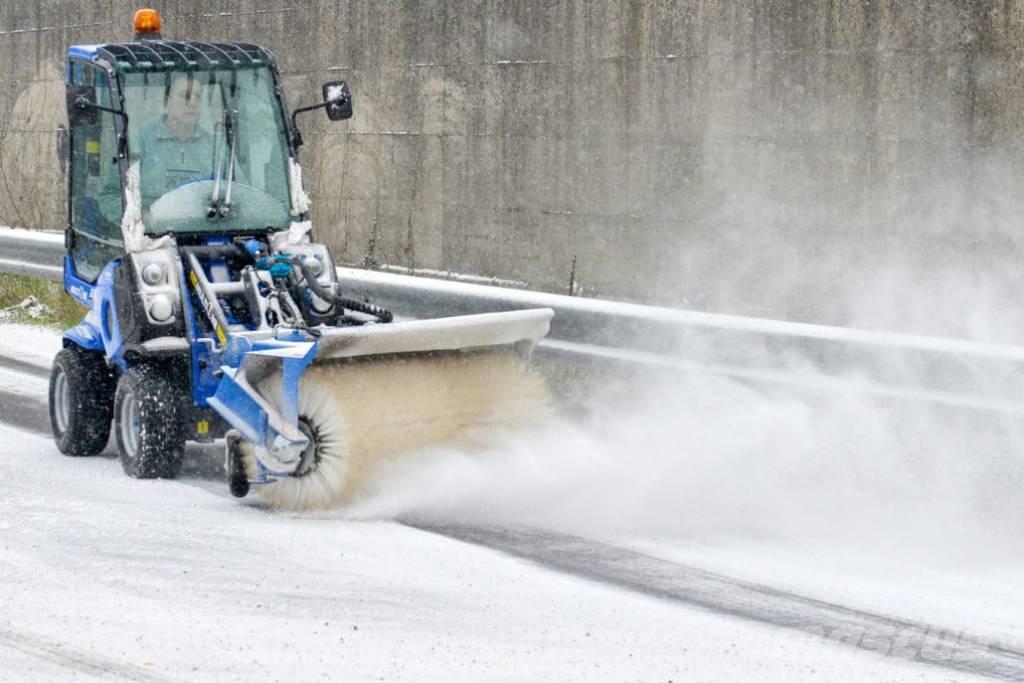 Multione 2.3 EFI Višenamenski utovarivači