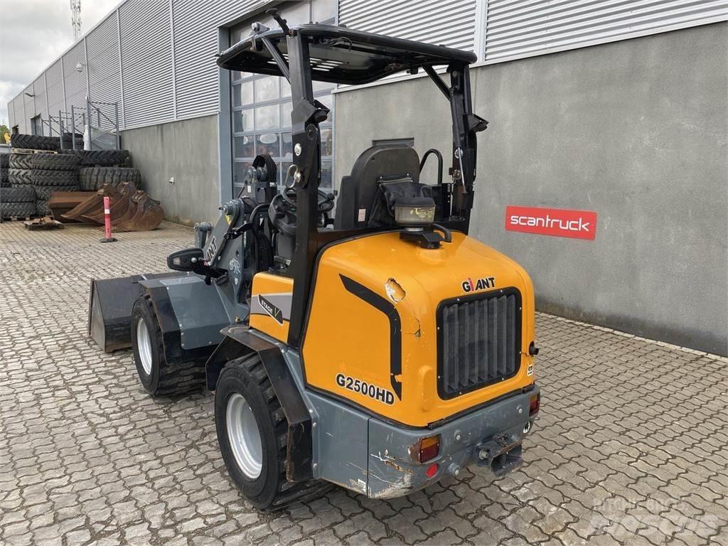 GiANT G2500HD Višenamenski utovarivači