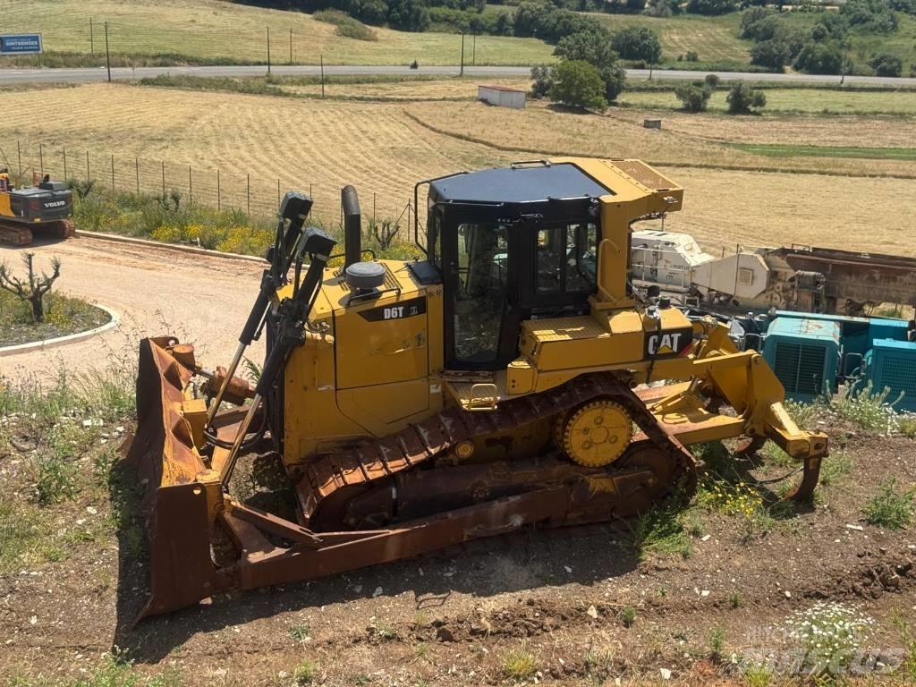 CAT D 6 T XL Buldožeri guseničari
