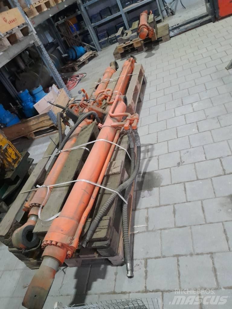 Hitachi ZX 210 Bageri guseničari