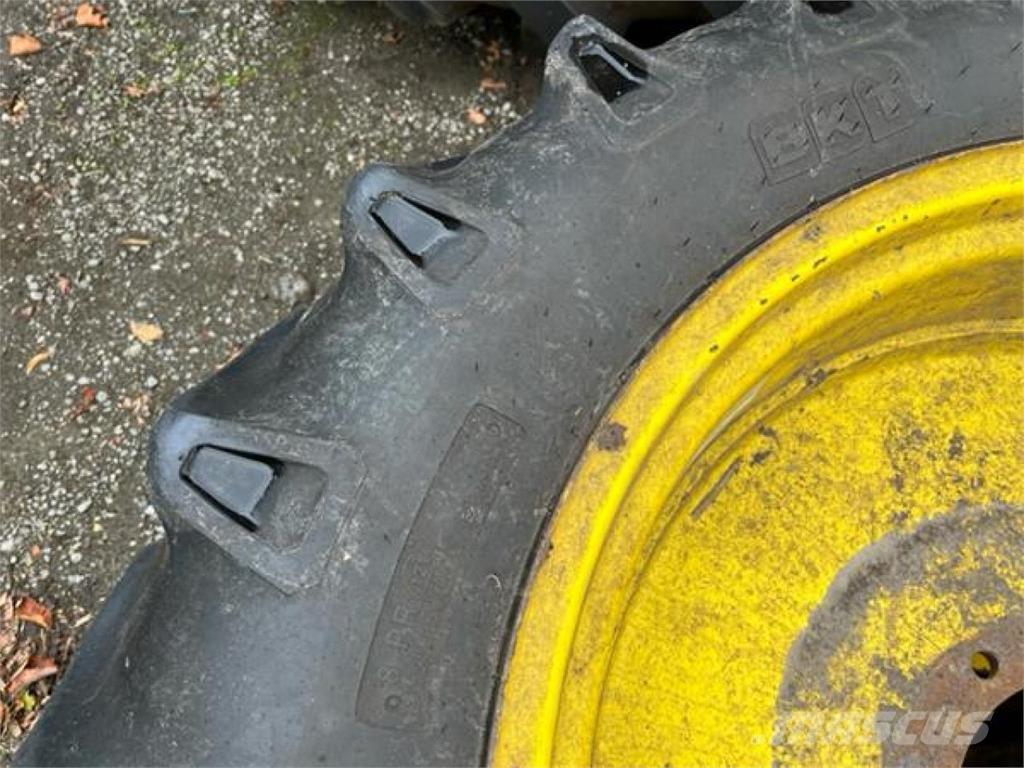 BKT 12.4-32 Gume, točkovi i felne