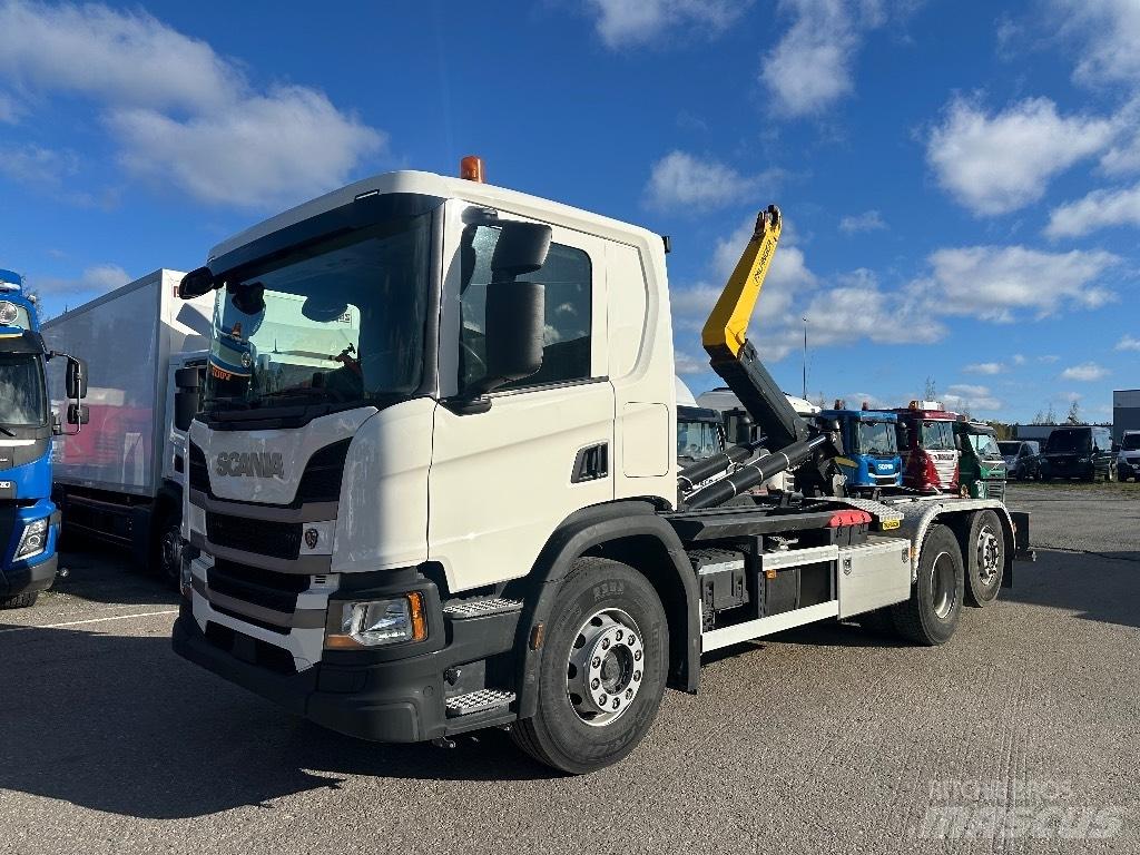 Scania P 360 Rol kiper kamioni sa kukom za podizanje tereta