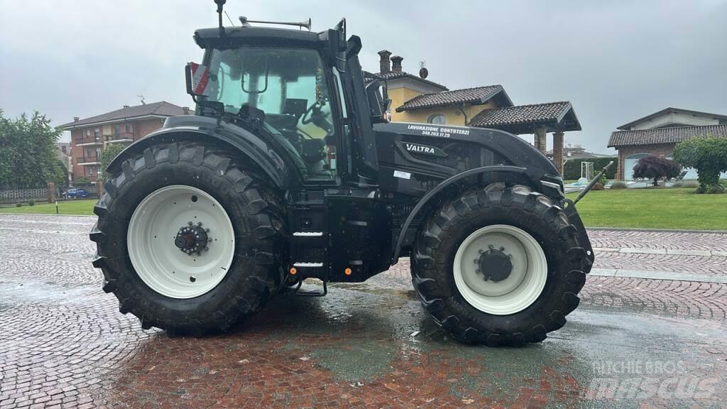 Valtra Q305 Traktori