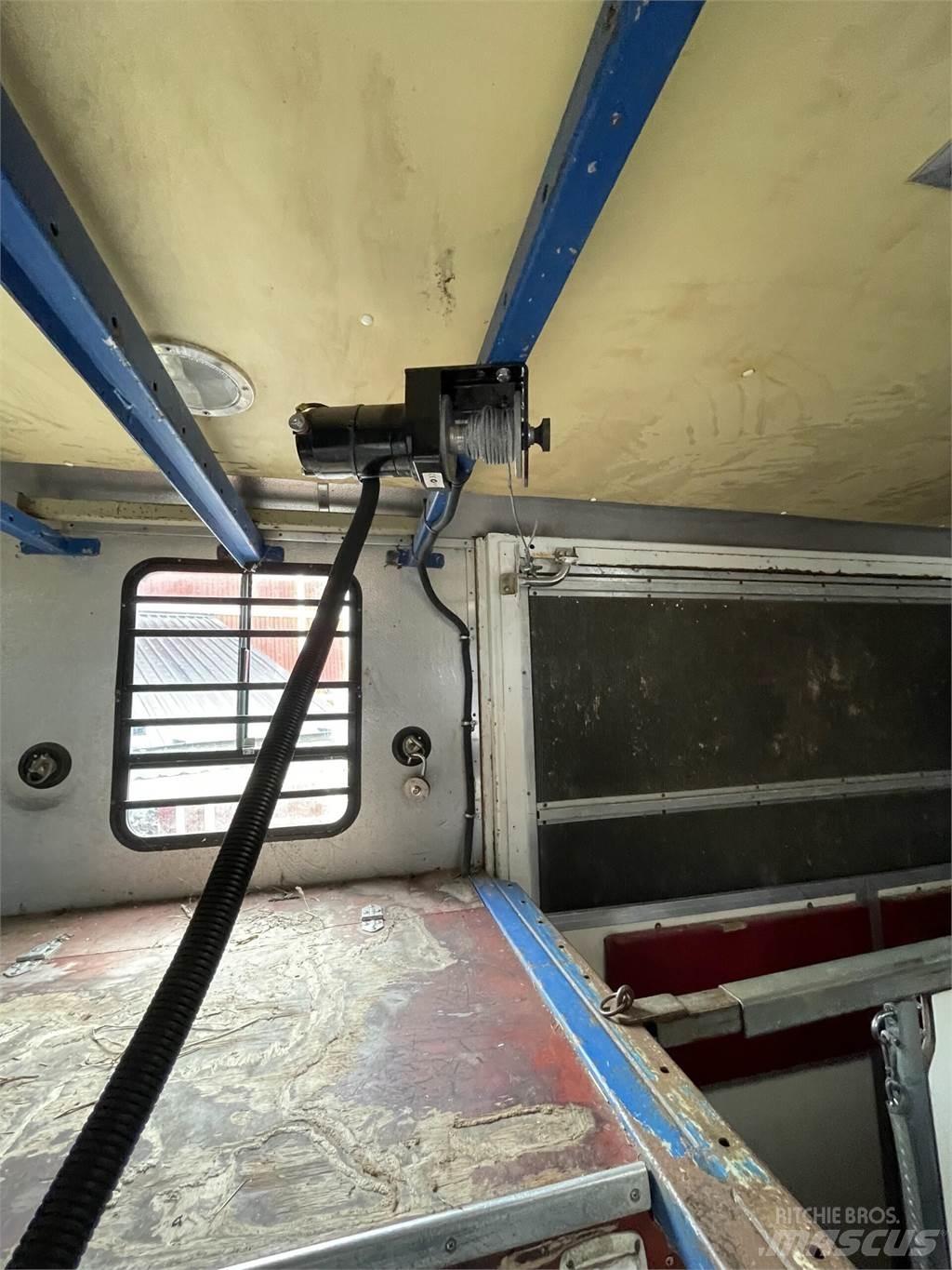 Volvo FL7 Kamioni za prevoz životinja