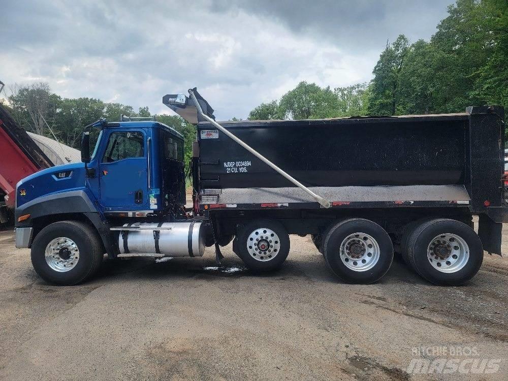 CAT CT 660 Kiperi kamioni