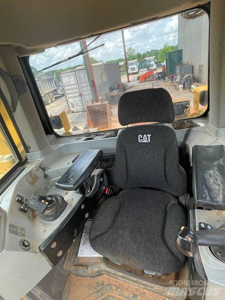 CAT D 8 T Buldožeri guseničari
