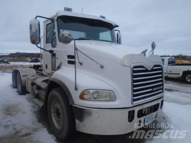 Mack CXU 613 Tegljači