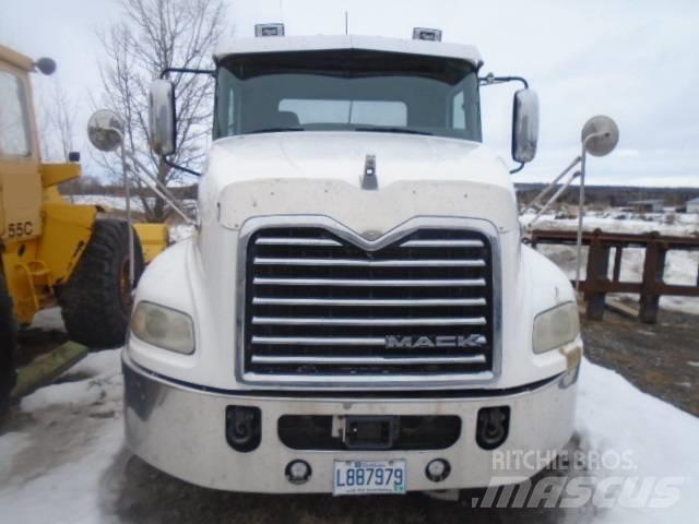 Mack CXU 613 Tegljači
