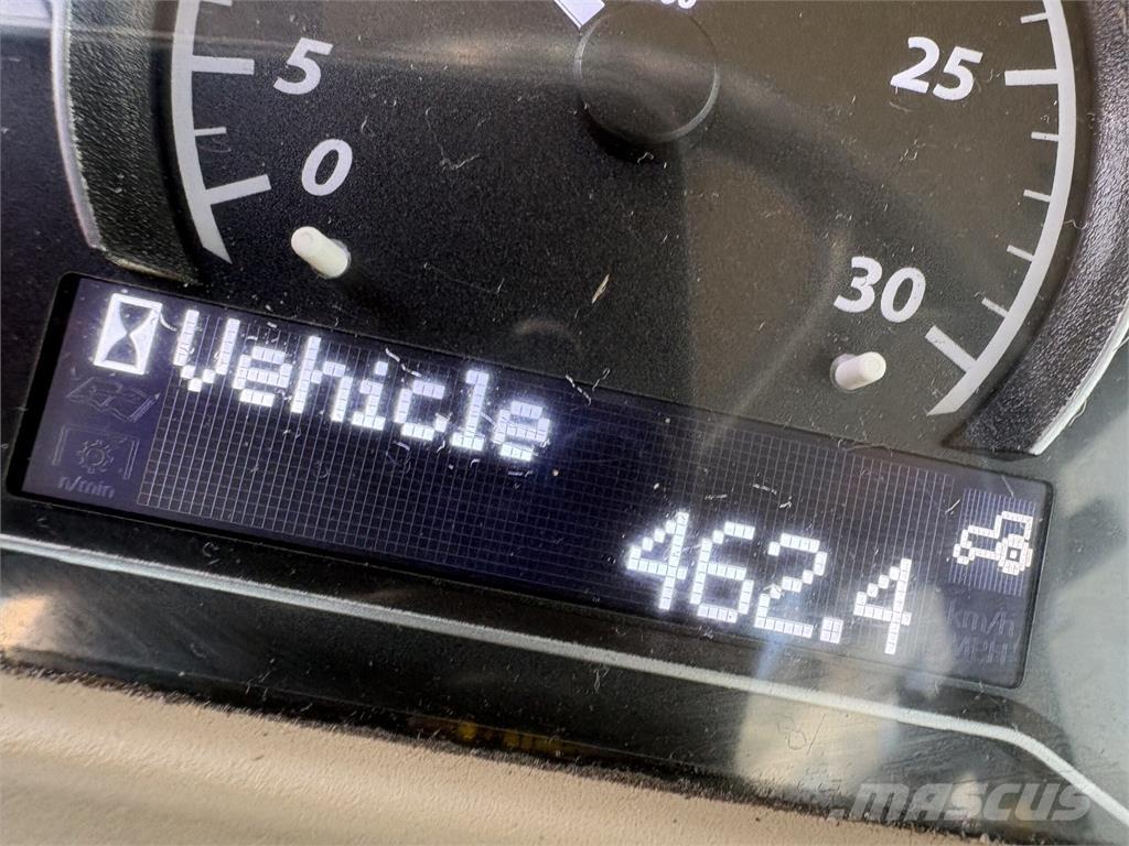 John Deere 4066R Manji traktori