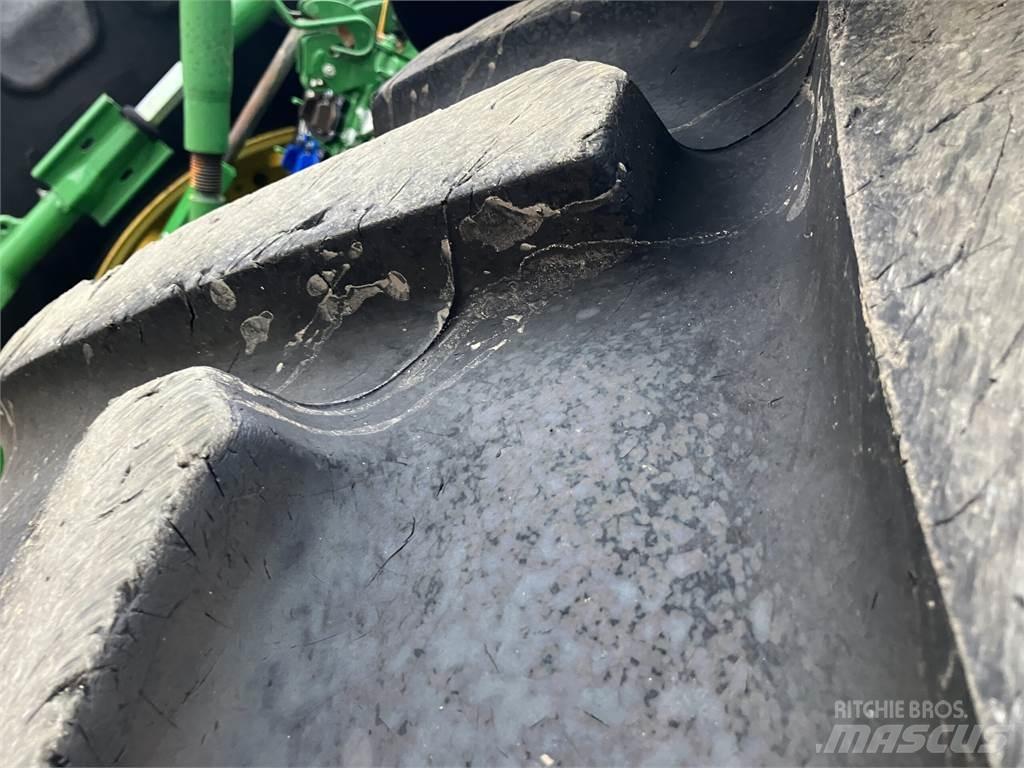 John Deere 6215R Traktori