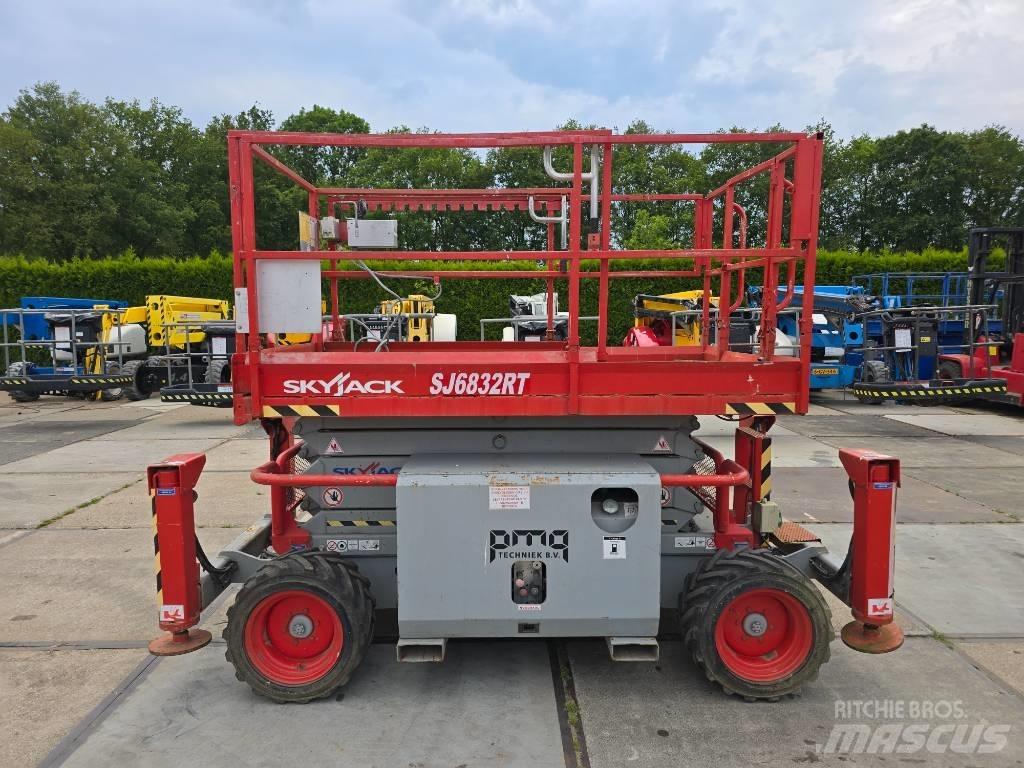 SkyJack SJ 6832 RT Makazaste platforme