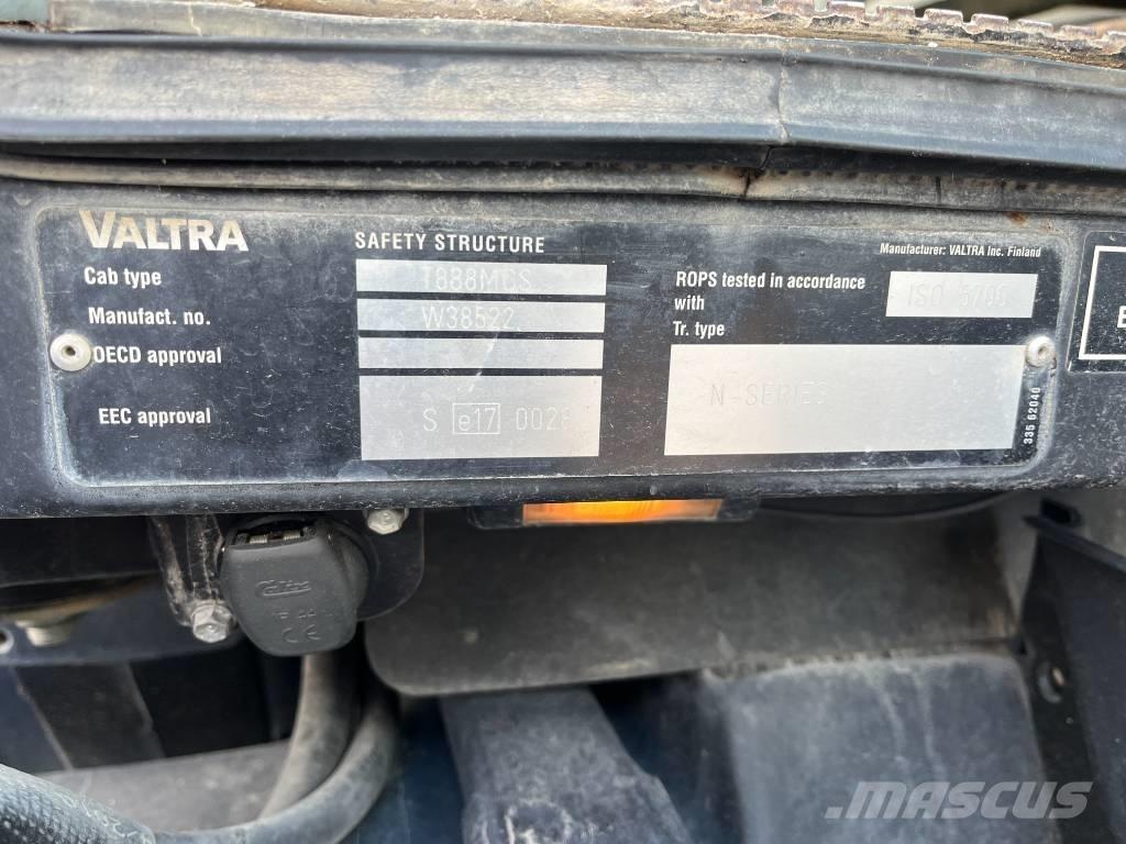 Valtra N 141 Traktori