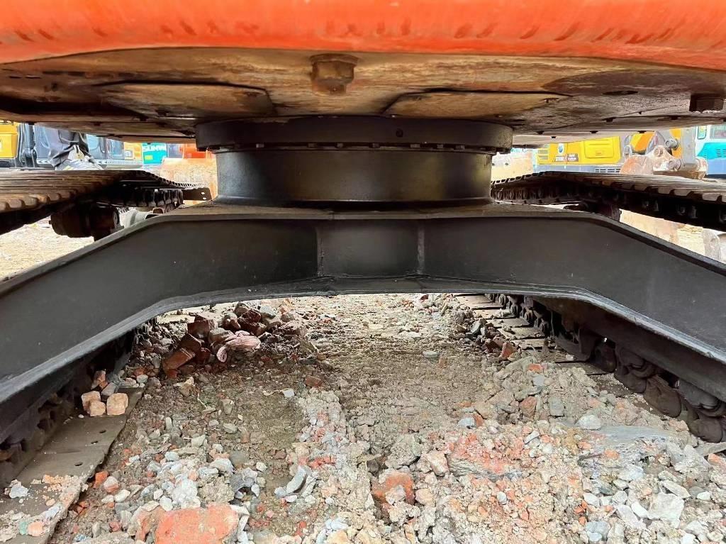 Hitachi ZX 135 US Bageri guseničari