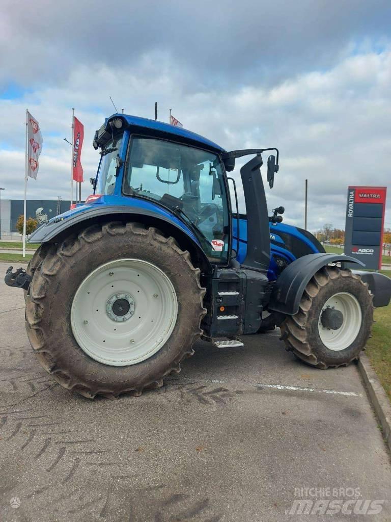 Valtra T235V Traktori