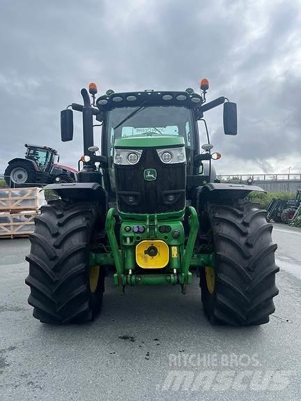 John Deere 6215R Traktori