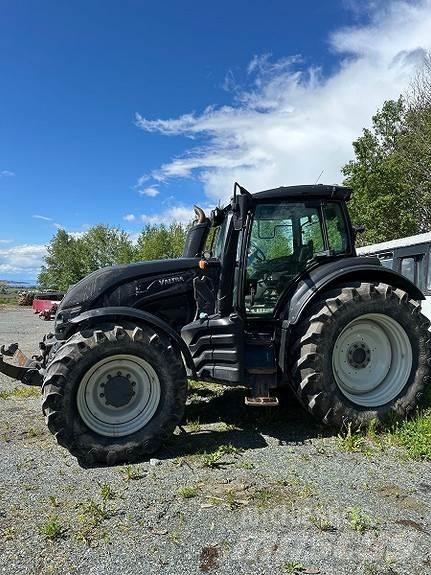 Valtra T 214 Traktori