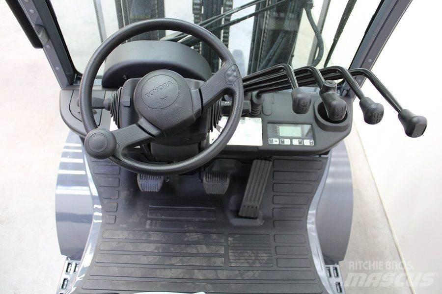 Toyota 02-8FGF25 Plinski viljuškari