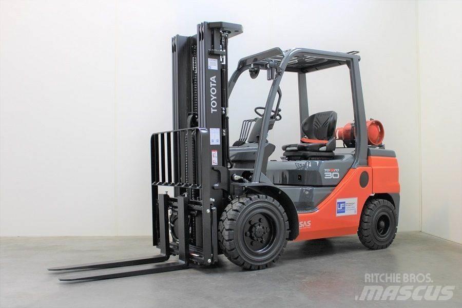 Toyota 02-8FGF30 Plinski viljuškari