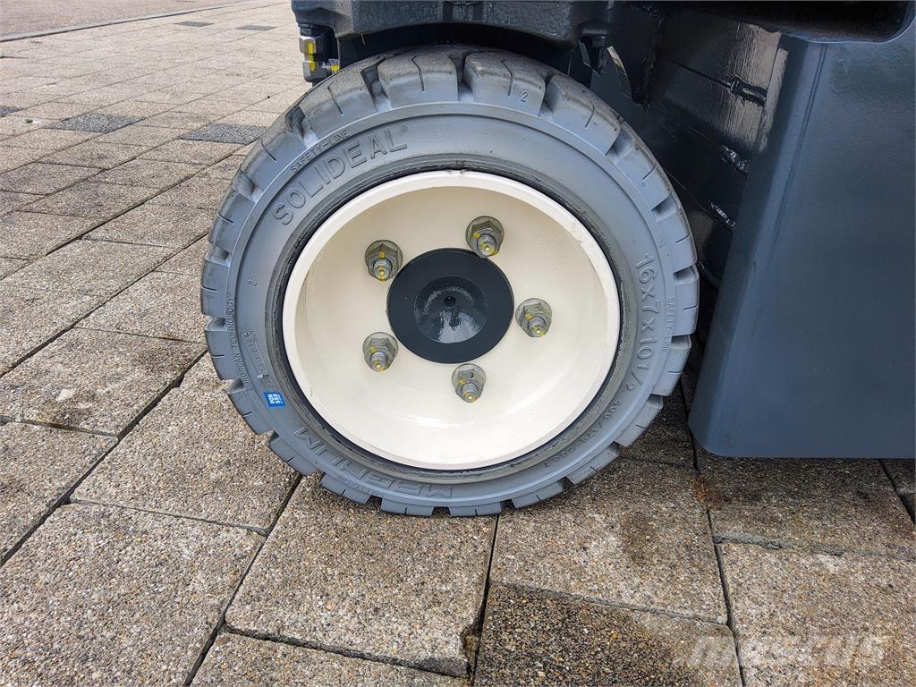 Combilift CBE 3000 Viljuškari sa 4-stranskim dohvatom