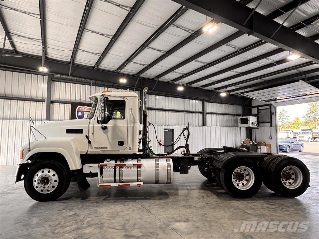 Mack CHU613 Tegljači