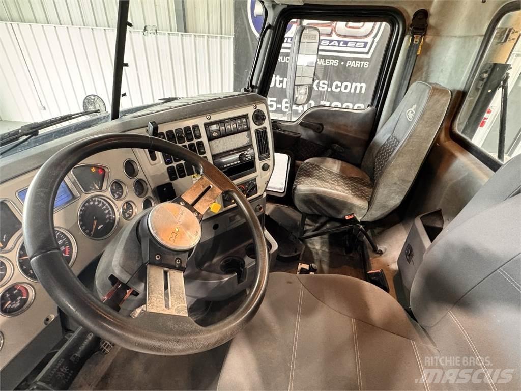Mack CXU613 Tegljači