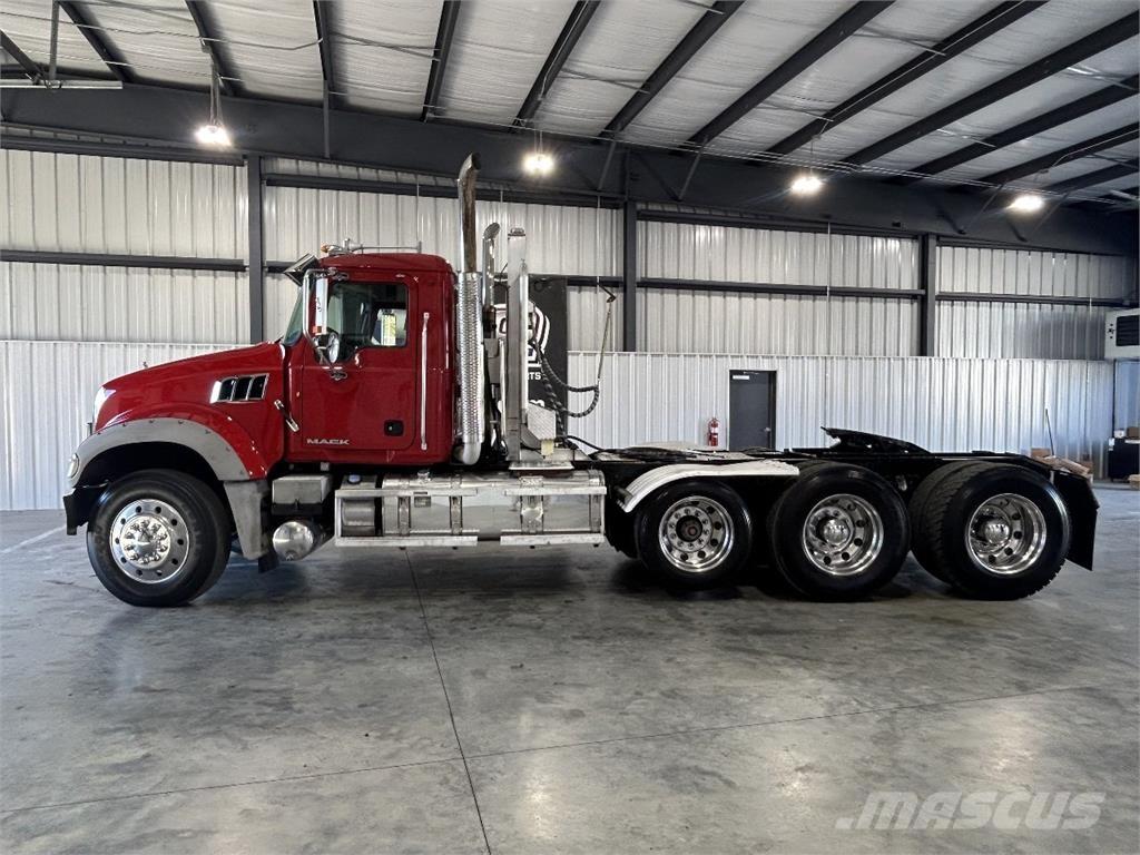 Mack GU713 Tegljači