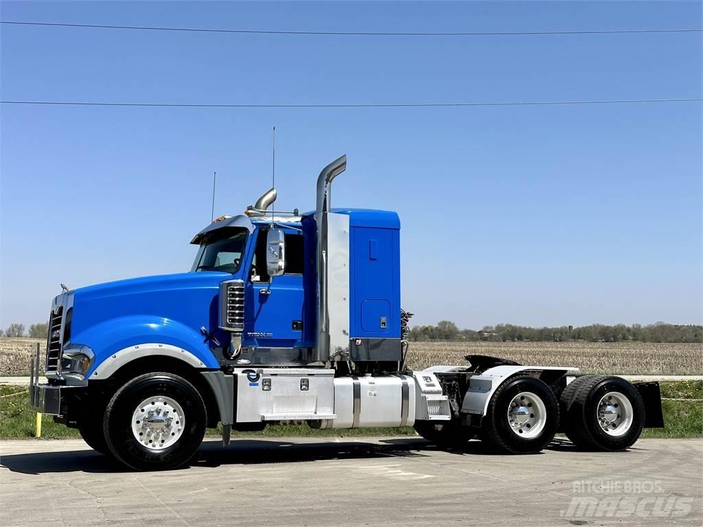 Mack Titan TD713 Tegljači