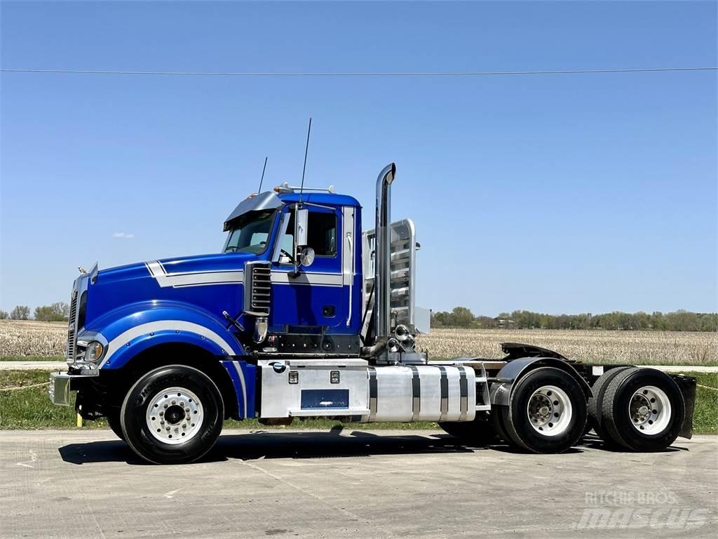 Mack Titan TD713 Tegljači
