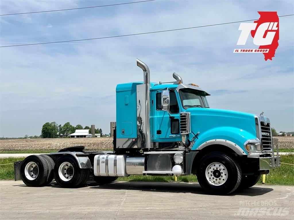 Mack Titan TD713 Tegljači