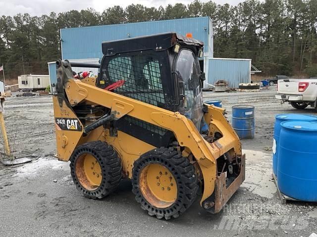 CAT 242D Skid steer mini utovarivači