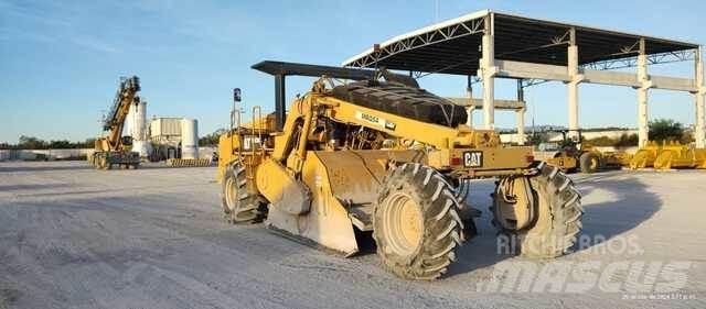 CAT RM300 Nabijači zemlje