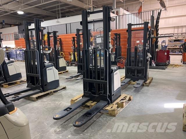 Crown ES 4000 Samopogonski ručni viljuškari