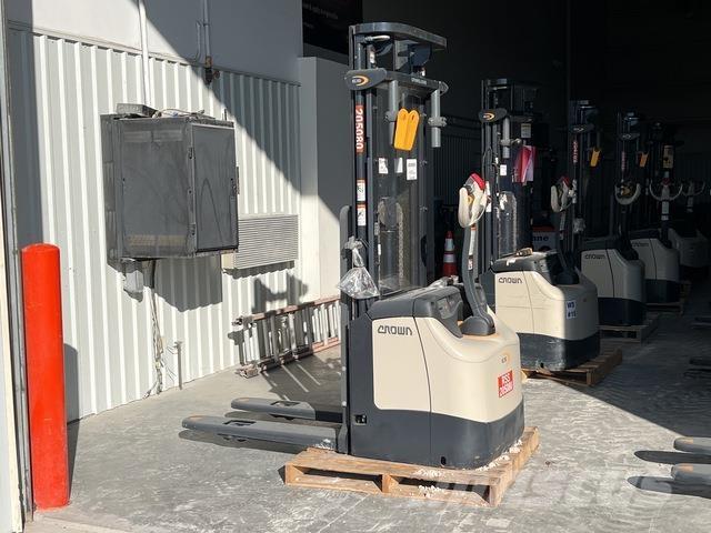 Crown ES 4000 Samopogonski ručni viljuškari