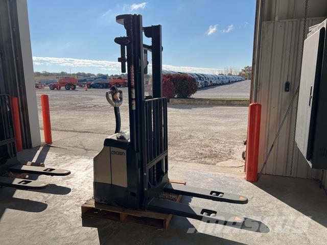 Crown ES 4000 Samopogonski ručni viljuškari