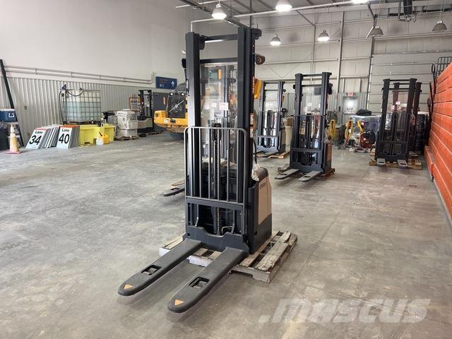 Crown ES 4000 Samopogonski ručni viljuškari