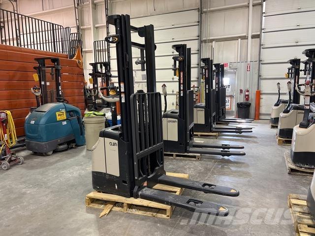 Crown ES 4000 Samopogonski ručni viljuškari