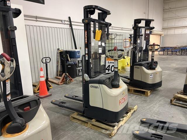 Crown ES 4000 Samopogonski ručni viljuškari