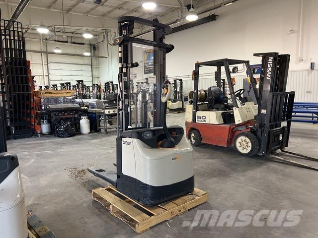 Crown ES 4000 Samopogonski ručni viljuškari