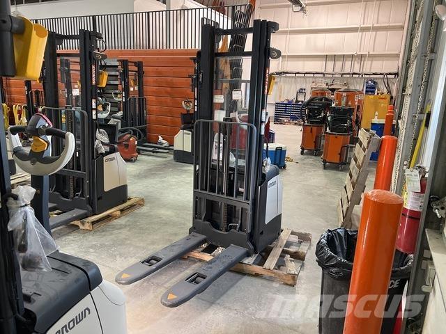 Crown ES 4000 Samopogonski ručni viljuškari