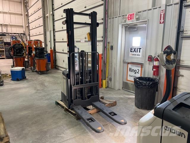 Crown ES 4000 Samopogonski ručni viljuškari