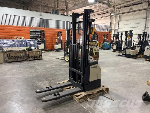 Crown ES 4000 Samopogonski ručni viljuškari