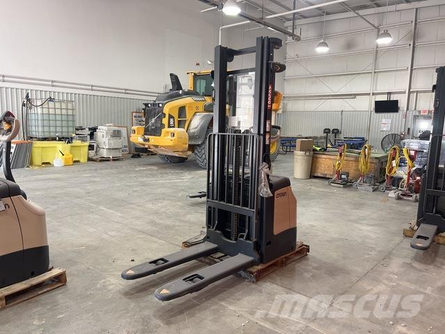 Crown ES 4000 Samopogonski ručni viljuškari